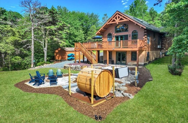 NEW- Wild Fox Retreat: Lake Front, Hot Tub, Sauna, Game Room