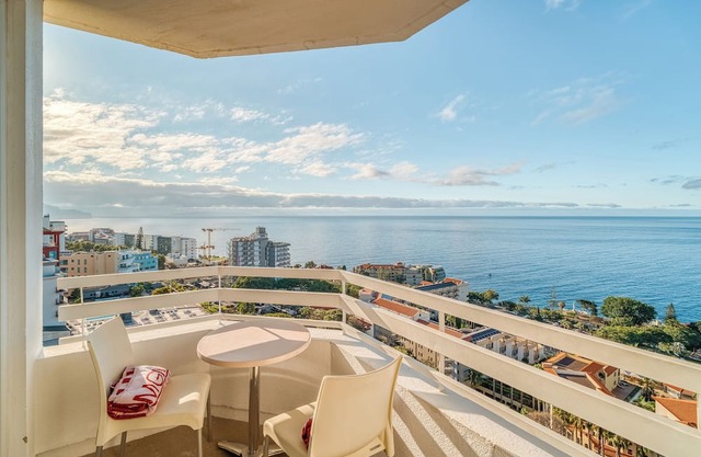Your Home Away From Home! Outdoor Swimming Pool, Free Parking, Beachfront Hotel!