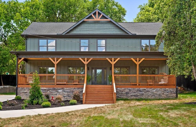 Modern Luxury + Comfort Pet-Friendly Home Close to Chattanooga