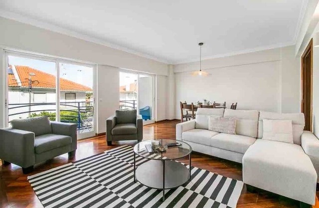 Bright Flat by Carcavelos Beach with Fast Wi-Fi