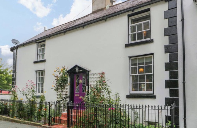 BRYN DWR, pet friendly, character holiday cottage in Llangollen