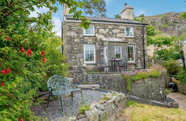 BRONDDERWEN, pet friendly, with open fire in Blaenau Ffestiniog