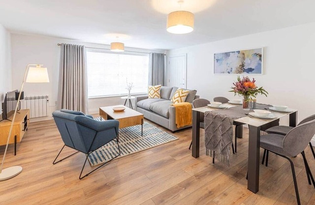 Modern One Bed Flat Near Ely Cathedral - Sleeps 4