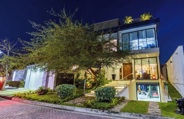 5 minutes from the beach High-end house with elevator and cinema room