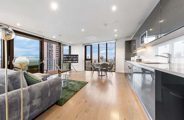 Sky High Luxury 2 Bed Flat with Jaw Dropping Views