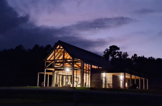 Beautiful cabins available between Kings Mountain Battleground & 2 Kings Casino!
