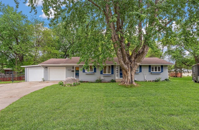 Soothing 5-bedroom house with AC in charming Willmar