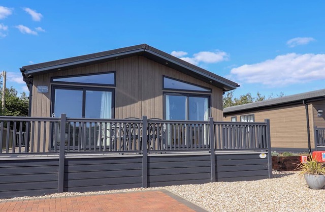 CEDAR 1, family friendly, with pool in Lyme Regis