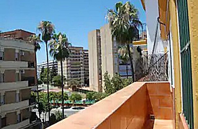 Apartment on 3rd floor, in commercial and leisure area. Good location.