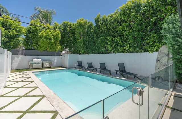 Fantastic 4-bedroom villa with AC in Los Angeles