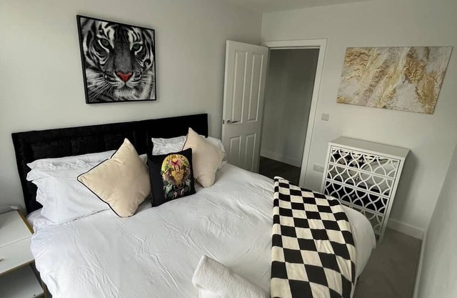Spacious 6-Bed Home with 4 Baths in Manor Park