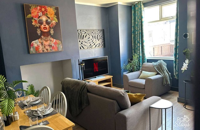Fantastic 3-bedroom house in Leeds for families and contractors. Free parking.