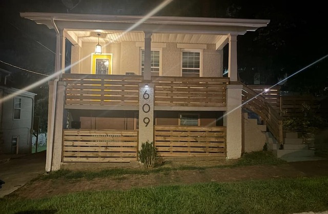 Historic Alton duplex! Upper unit