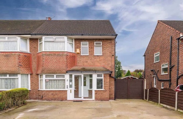 4 bedroom Home in Northenden by City SuperHost