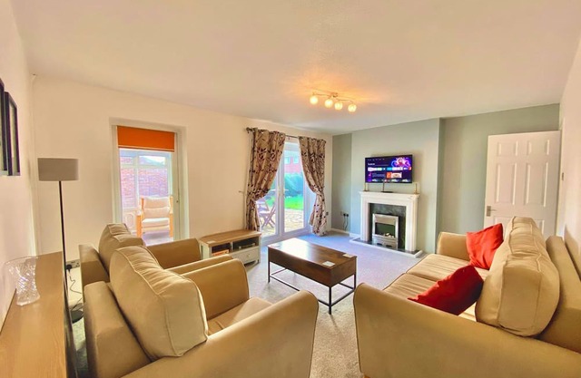 Family 3BR Home, Garden, Parking, Near Town Centre