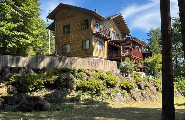 Large Western House with deck overlooking Lake Suwa, Sth Alps & Mt Fuji