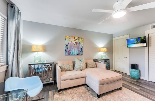 Cozy Studio Large Pool w/a Private Courtyard and a 5 Min Walk to the Beach