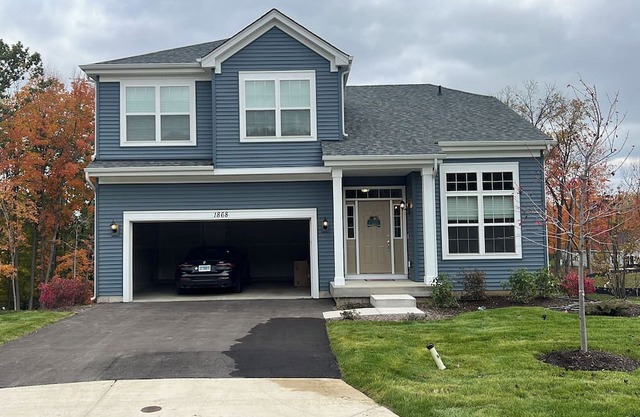 Luxury 4BR Mediterranean Retreat. Backyard w/Fire Pit. 4 Mins to the lake Beach