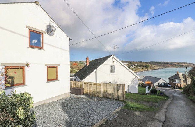LITTLE FERNLEIGH, family friendly, with a garden in Coverack