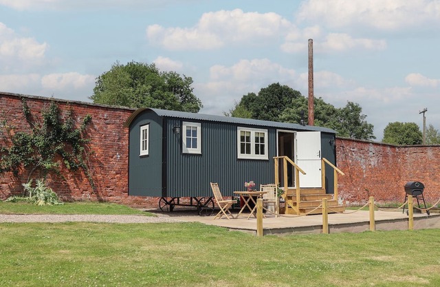 THE GARDEN HUT, romantic, with a garden in Cefn Park Estate