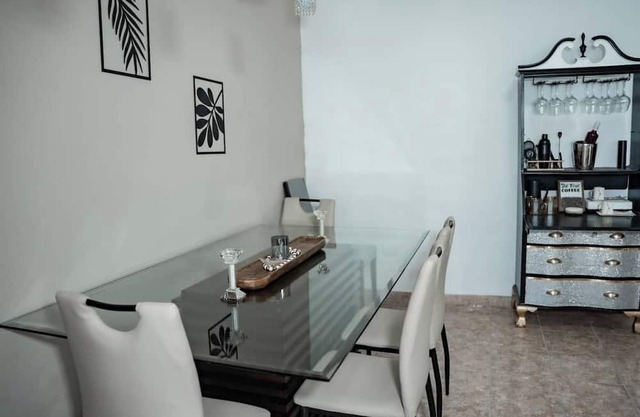 Lovely 4-BR/3BA w. 2 King Beds in Fun Cataño w. AC, WiFi, Ferry to Old San Juan