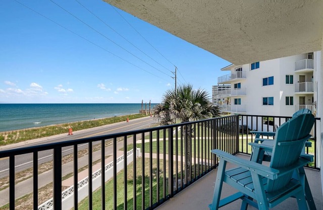2 BR Condo w/Corner Unit, Large Balcony, Pool, Beach Access, Resort Fun!