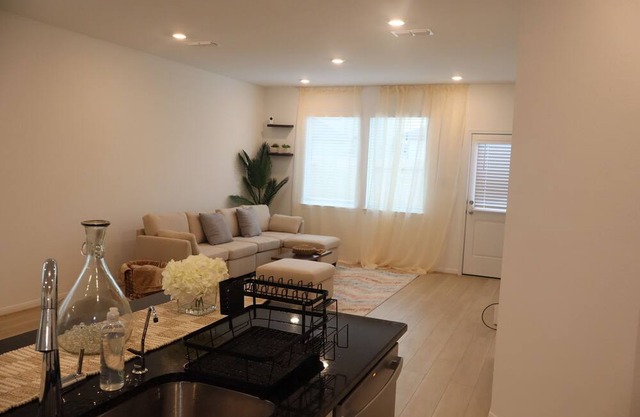 Furnished Private Room in Missouri City, TX Located Near Major Attractions.