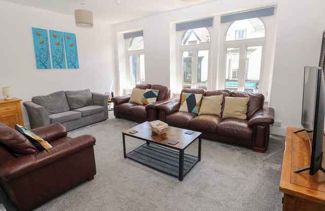 FLAT 56 NEWTON ROAD, pet friendly in Mumbles