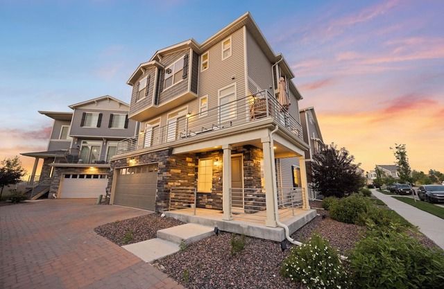 Spacious Retreat: w/Pools, Game Room, Scenic Walking Trails, Fitness center