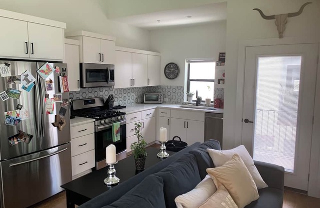 Charming 2-bedroom house with AC, WiFi in fabulous East Austin
