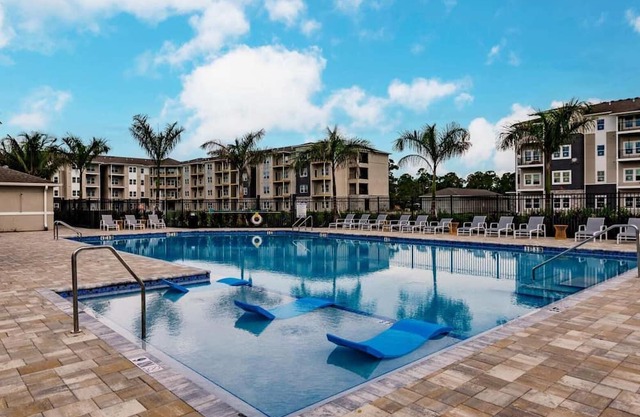 Vantage 3BD 3 - Three Bedroom Apartment, Sleeps 6