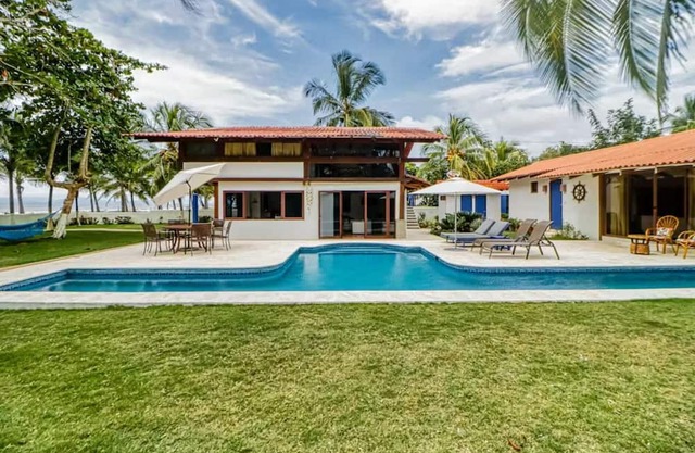 Casa La Palapa, Beachfront Oasis in Tivives!
