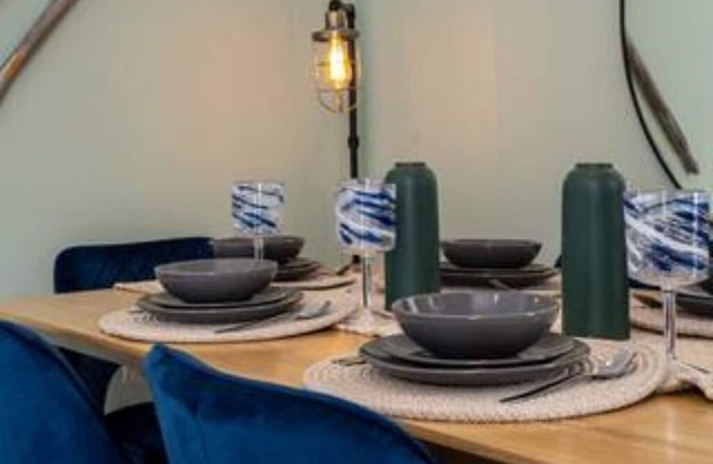 Parking, 2 Bathrooms, Dining Space & Garden