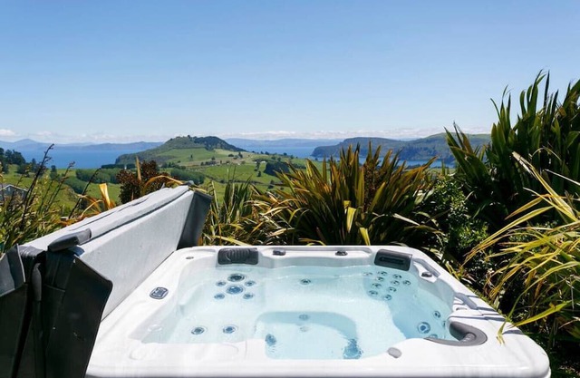 Whakaipo Sunsets with Spa pool - divine views, beautiful, tranquil, tasteful comfort
