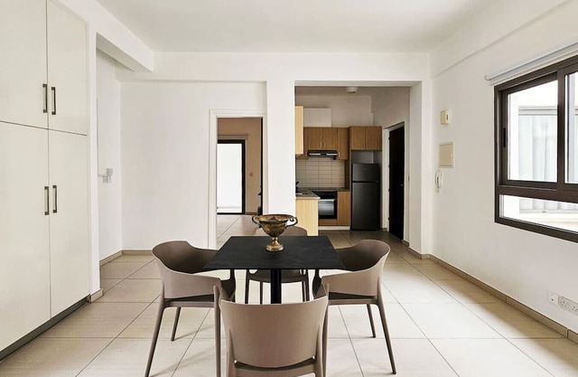 Phaedrus Living: Ledras Residences 102
