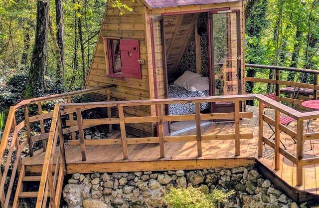 Séjour insolite, cabane et salon troglodyte. En touraine