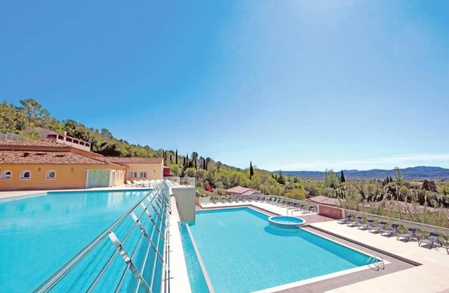 Appartement Climatisé avec Piscine dans une résidence de tourisme à Callian