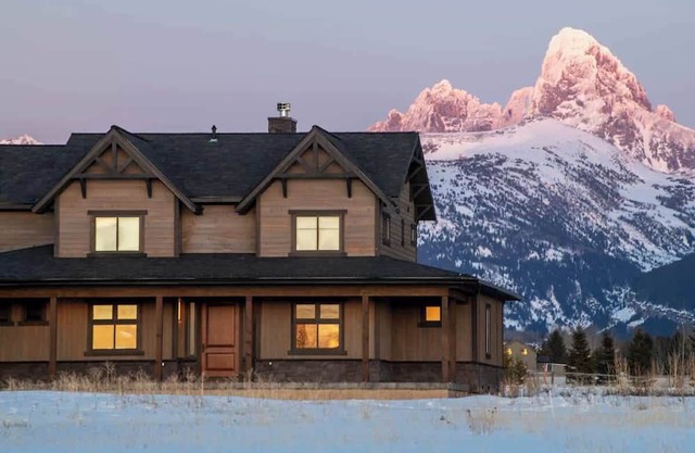 Grand Horizon Retreat – Hot Tub, Theatre, Game Room, and more