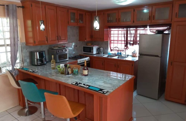 Come Enjoy a stay at Mathew's Hideaway, 10 minute walk to Castries.