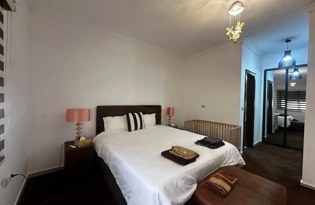 3-bedroom apartment near shopping and hospitals, free parking, WiFi, AC