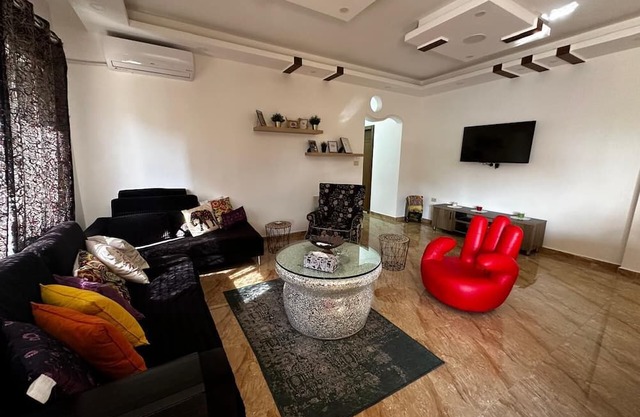 Charming 2-bedroom apartment in Quiet Building near Shopping, Hospital, Mosque
