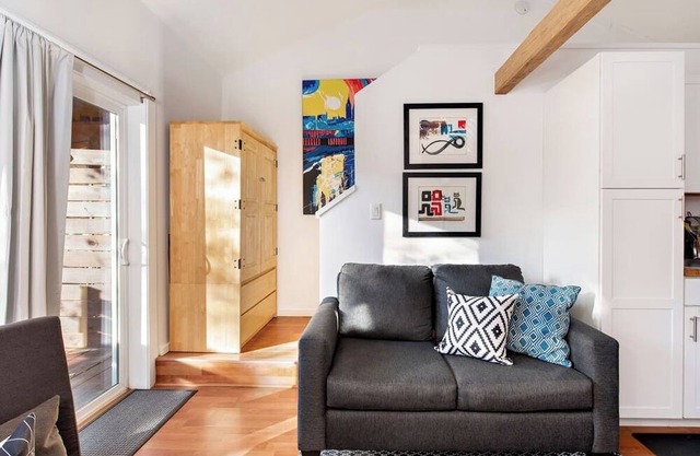 Cozy Studio, Short Walk to Downtown & Hot Springs