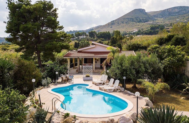 Villa à Castellammare Del Golfo avec 5 chambres à coucher, 10 couchages