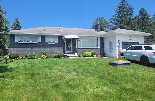 Stella's Ranch: 3BR with game room, sunroom, and huge yard. Pet friendly!