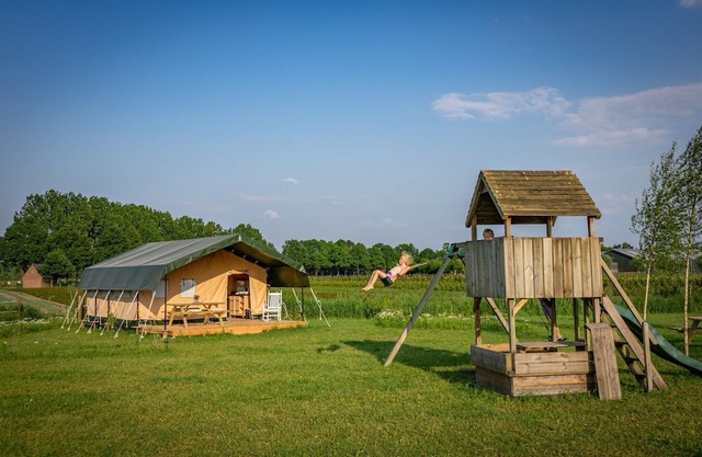 Safari Lodge sur un site douillet avec 3 tentes.