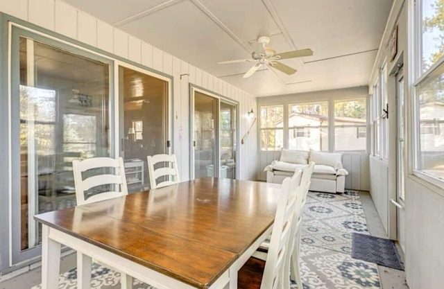 Charming 3-bedroom cabin with AC, WiFi on canal to Castle Rock Lake