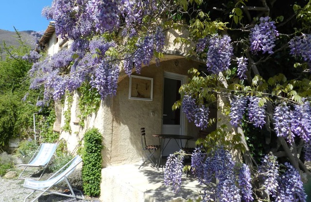 Apartment in Provence in a quiet area with mountai