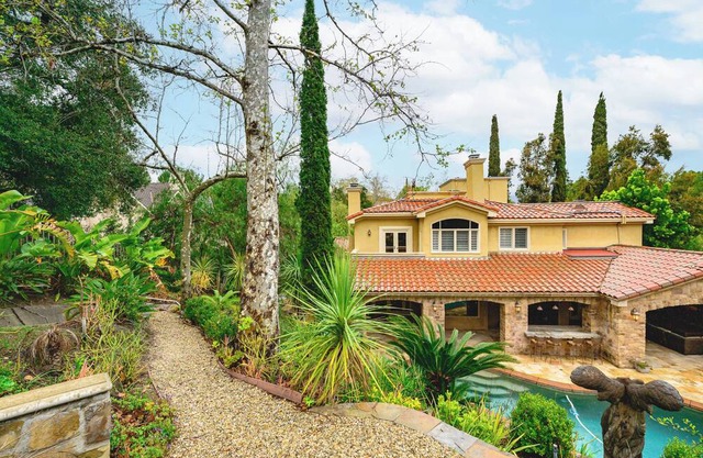 Luxury Villa w Pool, Garden & Outdoor Lounge