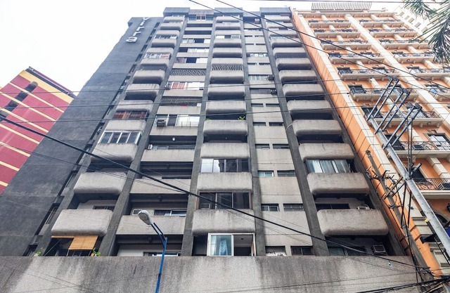 Charming 5 bed condo in marvelous Makati with WiFi, AC