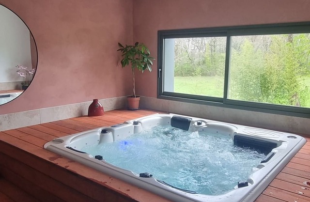 Maison en pleine nature avec piscine privée et jacuzzi intérieur